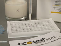 Mit der Pipette Milch aufnehmen und in das Testr&ouml;hrchen tropfen